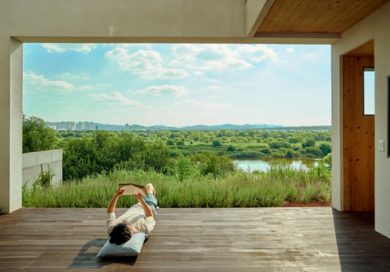 누워 책 읽는 남자