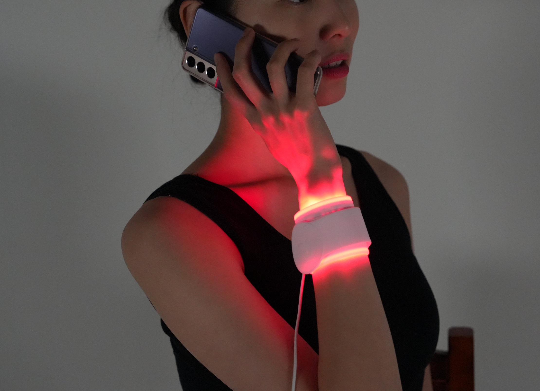 판타리얼의 근적외선 온열찜질기를 사용하면서 일상 생활을 자유자제로 하고 있는 모습