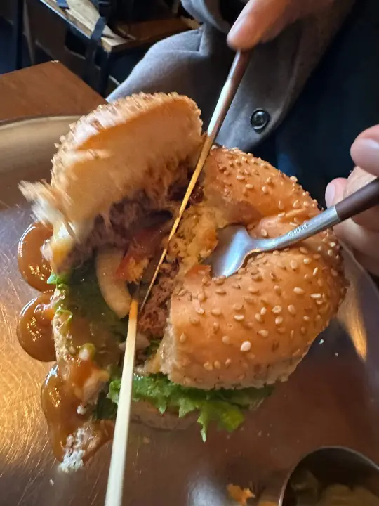 경복궁역 맛집 버거드조선 수제버거 실제사진 폭풍 칼질