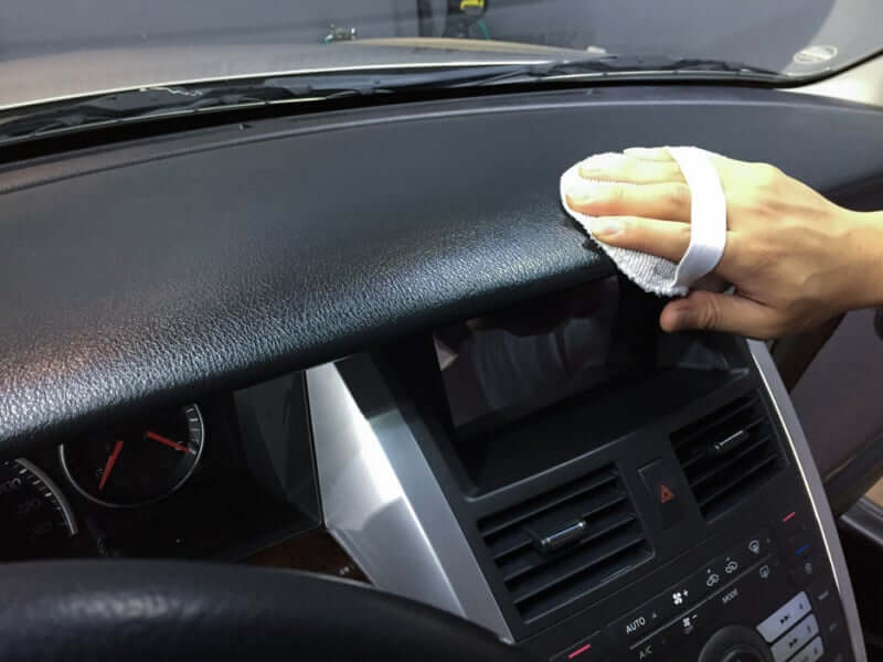 실내 디테일링 대시보드 닦는 사진