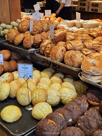 성심당 빵 추천 망고시루가 아닌 망고롤 맛은 어떨까_18