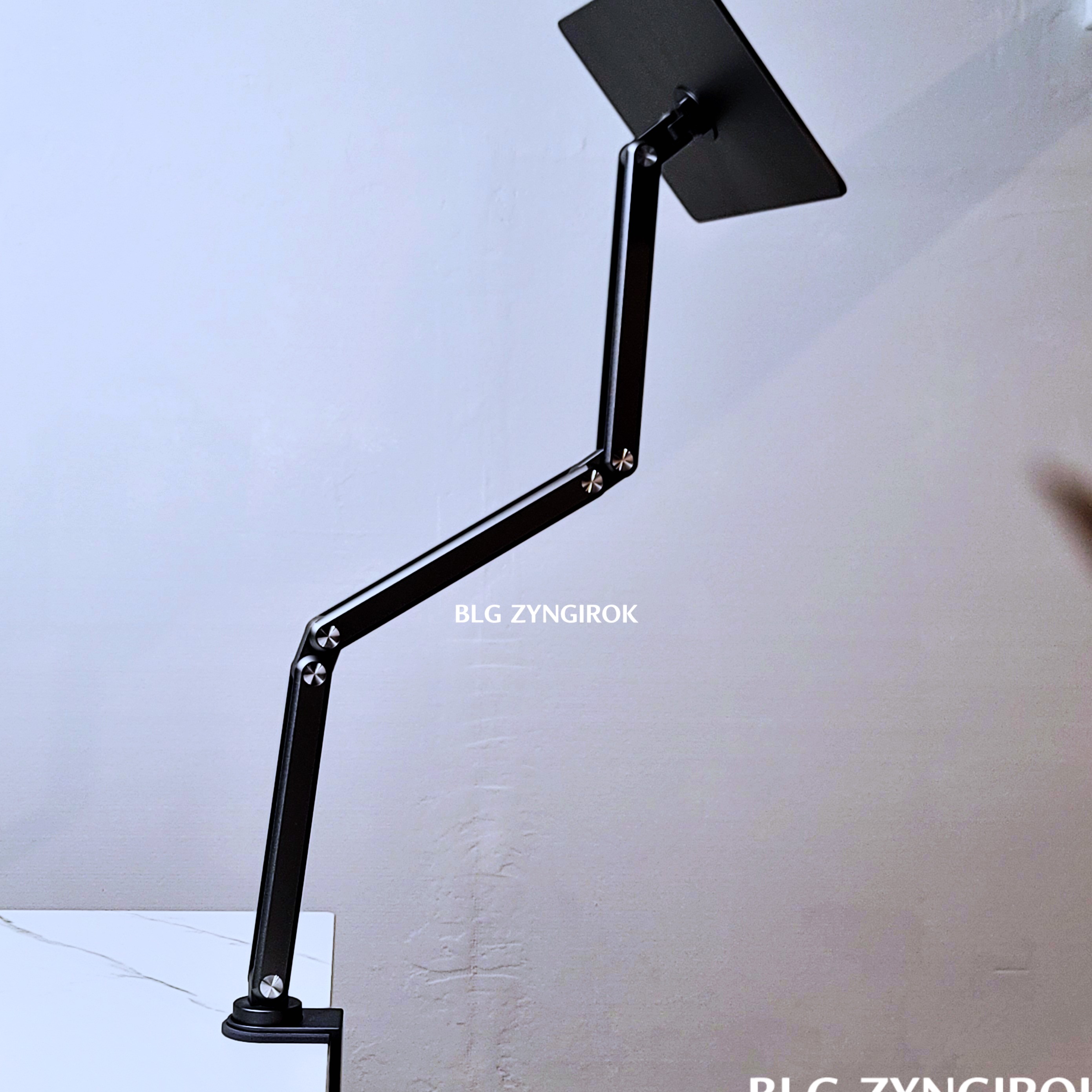 마그네틱 마운트 암이 높이 세워져 있다.