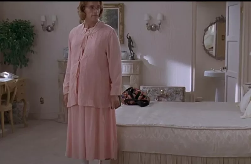 배가 부른채 핑크색 투피스를 입고 있는 알렉스