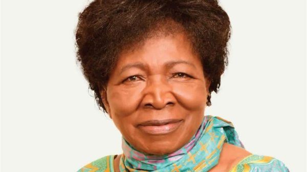 스카프를 두른 피비 아시요가 정면을 바라보고 있는 모습으로 따뜻하고 깊은 눈빛이 그의 삶을 말해주듯 울림을 주는 사진