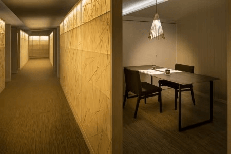 카이 유후인의 조용하고 은은한 분위기의 복도와 프라이빗 다이닝 룸