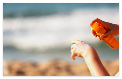 바다에서-자외선-차단제를-뿌리는-손