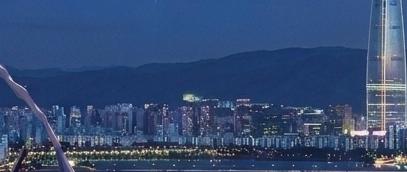 케이팝 데몬헌터스를 통한 과거와 현재, 미래를 잇는 지속가능패션에 대한 생각을 묘사한 이미지