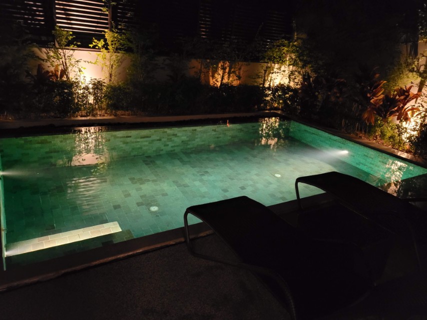 조명이 켜진 밤의 프라이빗 풀빌라 수영장