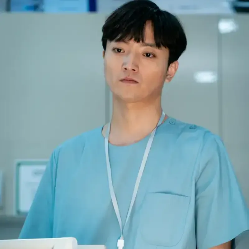 타원종합병원에서 간호사 가운을 입고 있는 소방서 옆 경찰서 그리고 국과수의 곽경준