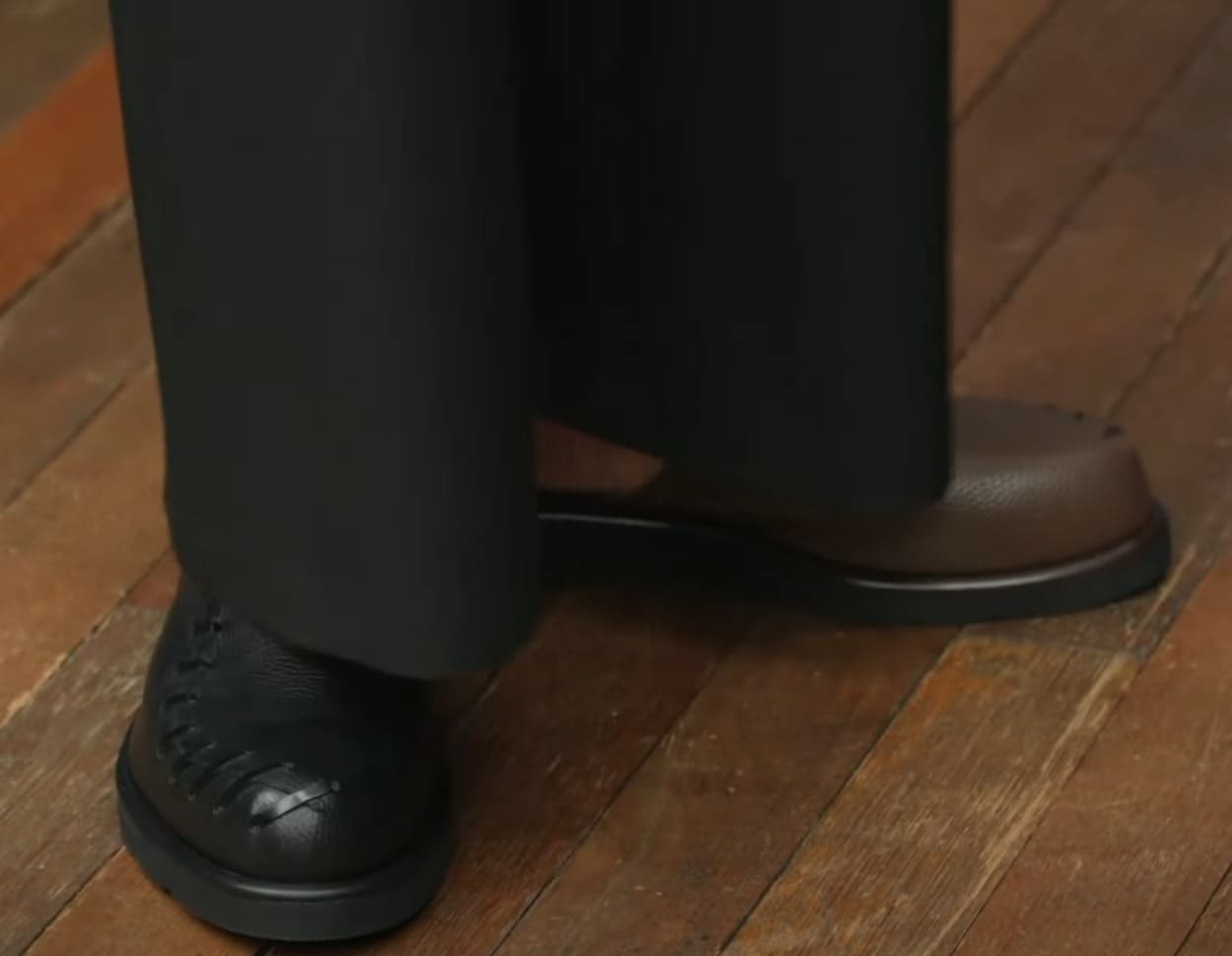 구두 모양 슬리퍼 모델 블랙&amp;#44; 베이지 착화 샷_1