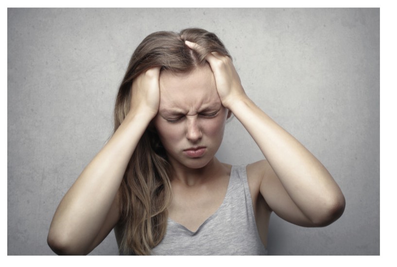 두통을 느끼는 이미지