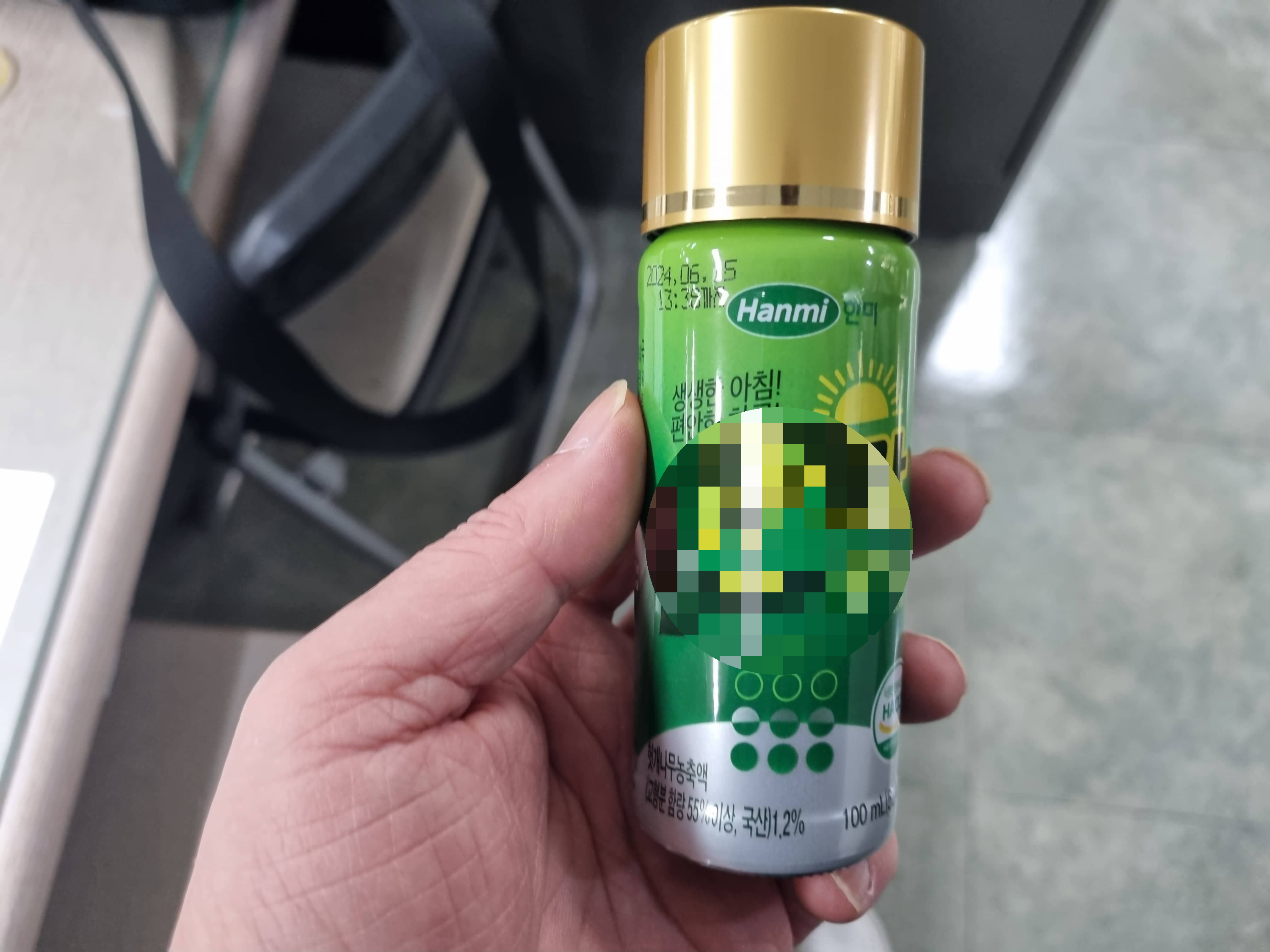 νκ°μλ£λ₯Ό λ€κ³ μλ μ¬μ§