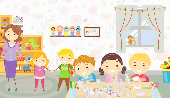 어린이집 풍경이다. 여선생님이 아이들 손을 잡고 웃고 있다. 책상 앞에는 아이들 3명이 앉아서 웃고 있고 2명의 아이들은 선생님 옆에서 손을 잡고 서있다.