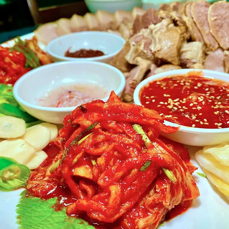 줄서는식당 돼지와 소의 8가지 부위 삶은 수육 제복쟁반, 자가제만 메밀면 직접 짠 들기름 막국수 맛있는 술집 강남역 맛집 소개
