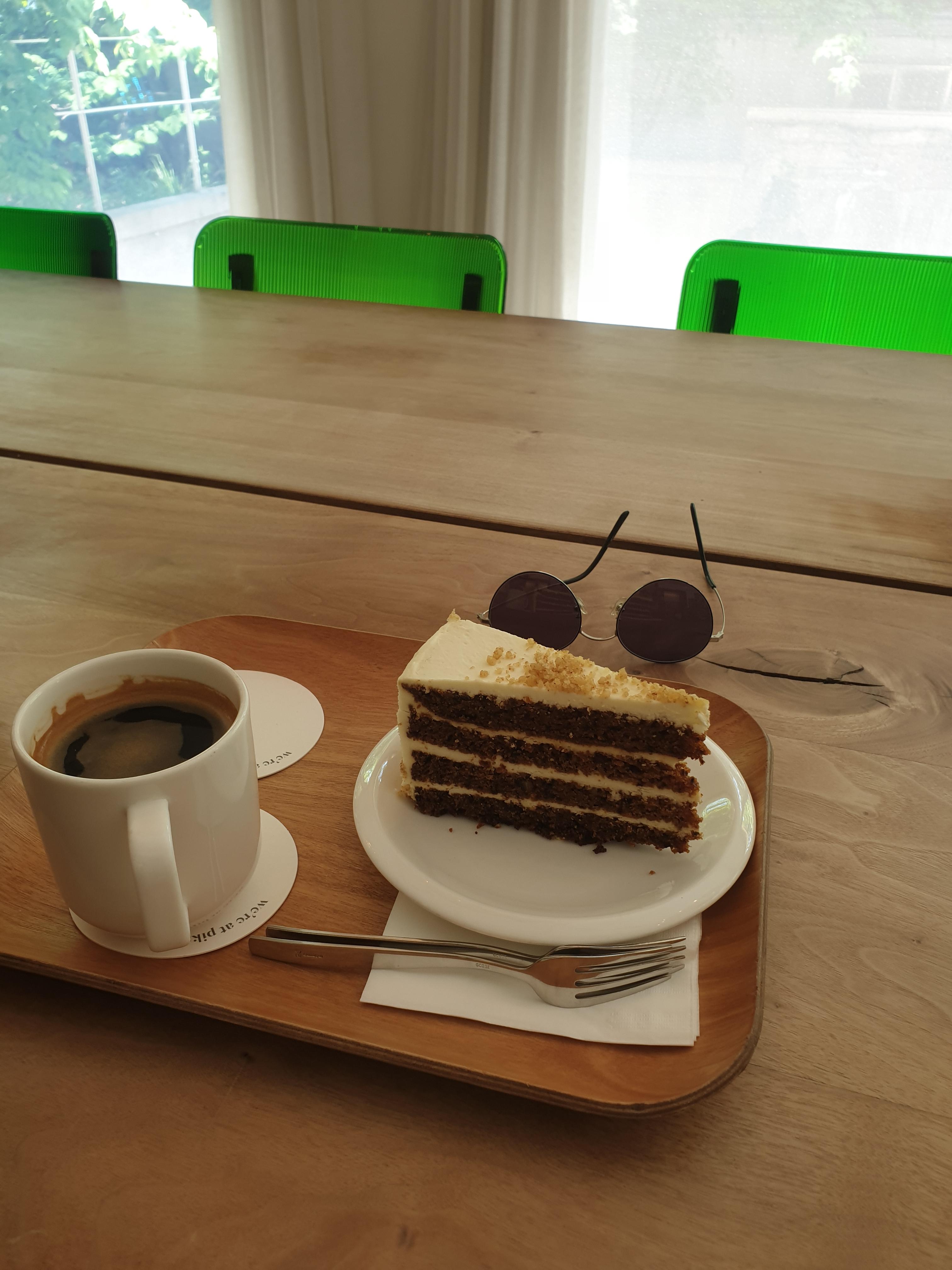 피크닉 커피와 당근케익
