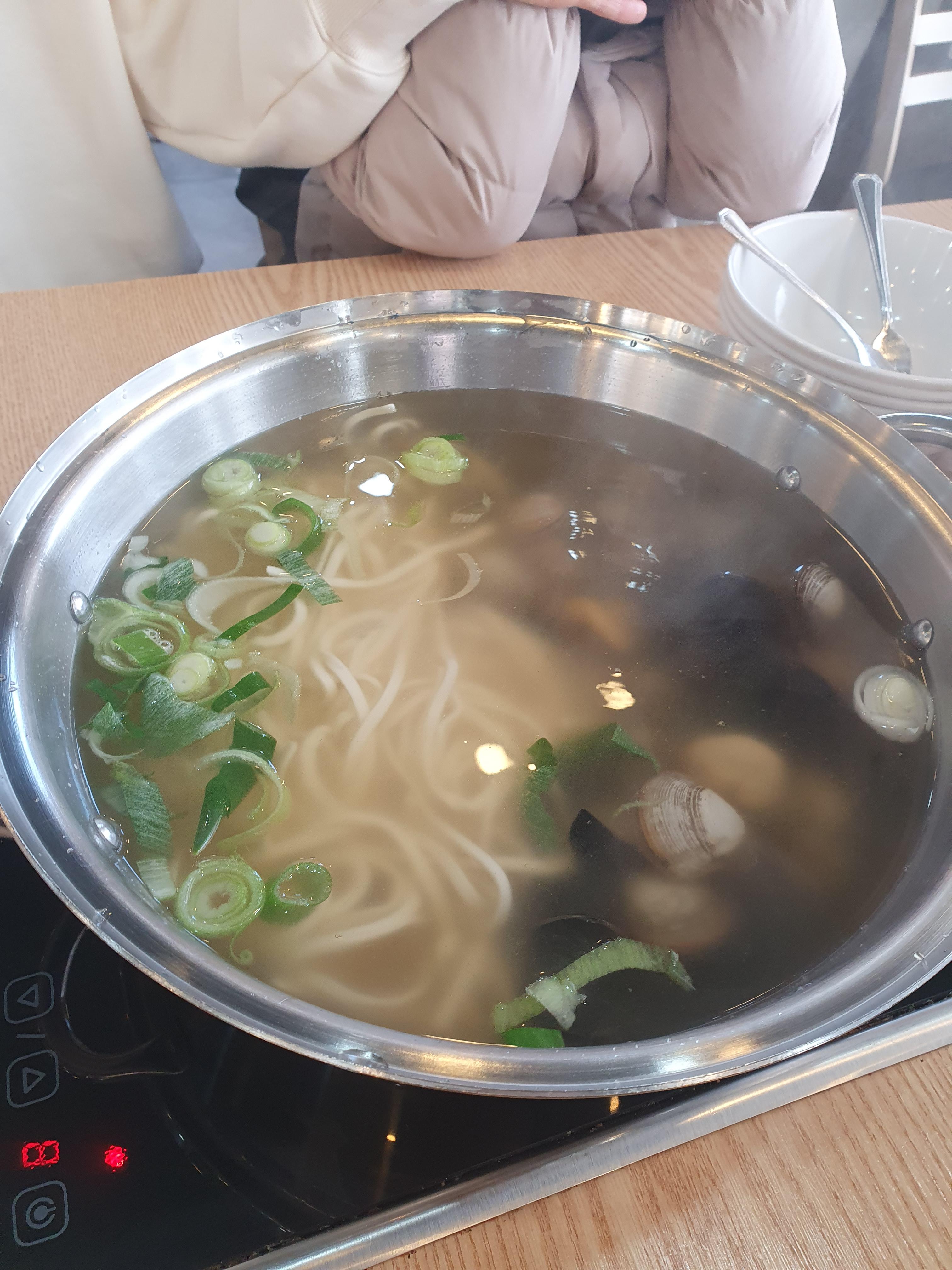 대전 관저동 칼국수 맛집 온천 물총 칼국수 쭈꾸미에서 주문한 칼국수 2인분