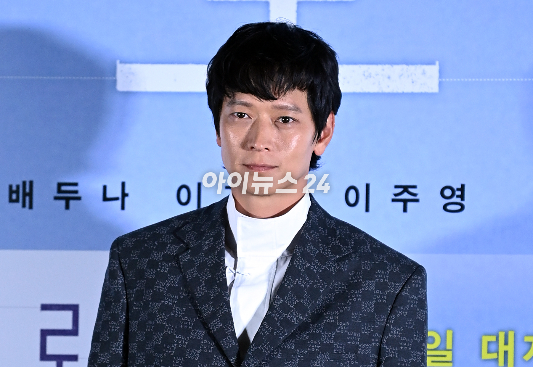 배우 강동원이 31일 서울 CGV 용산아이파크몰에서 열린 영화 '브로커' 언론시사회에서 포즈를 취하고 있다. [사진=김성진 기자]