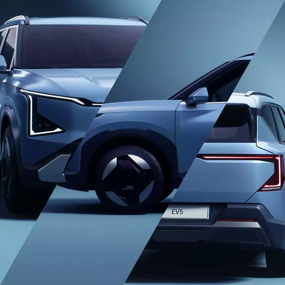 기아 EV5의 앞, 옆, 뒷모습을 모았습니다. 각각 니로, EV9, 셀토스가 보이지 않나요?