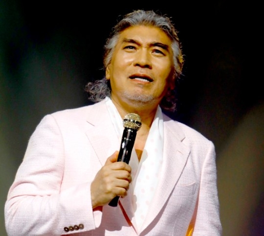 가수-나훈아의-노래-부르는-모습