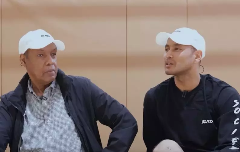 전태풍 아버지와 전태풍이 하얀 모자를 쓰고 이야기 하는 모습