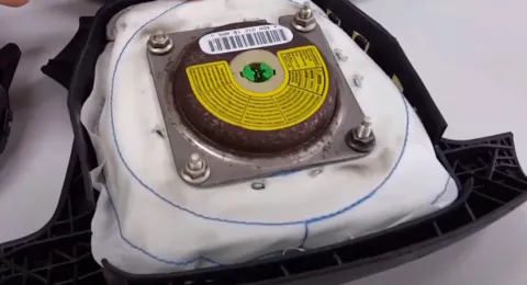 핸들 에어백 분리 탈거한 모습