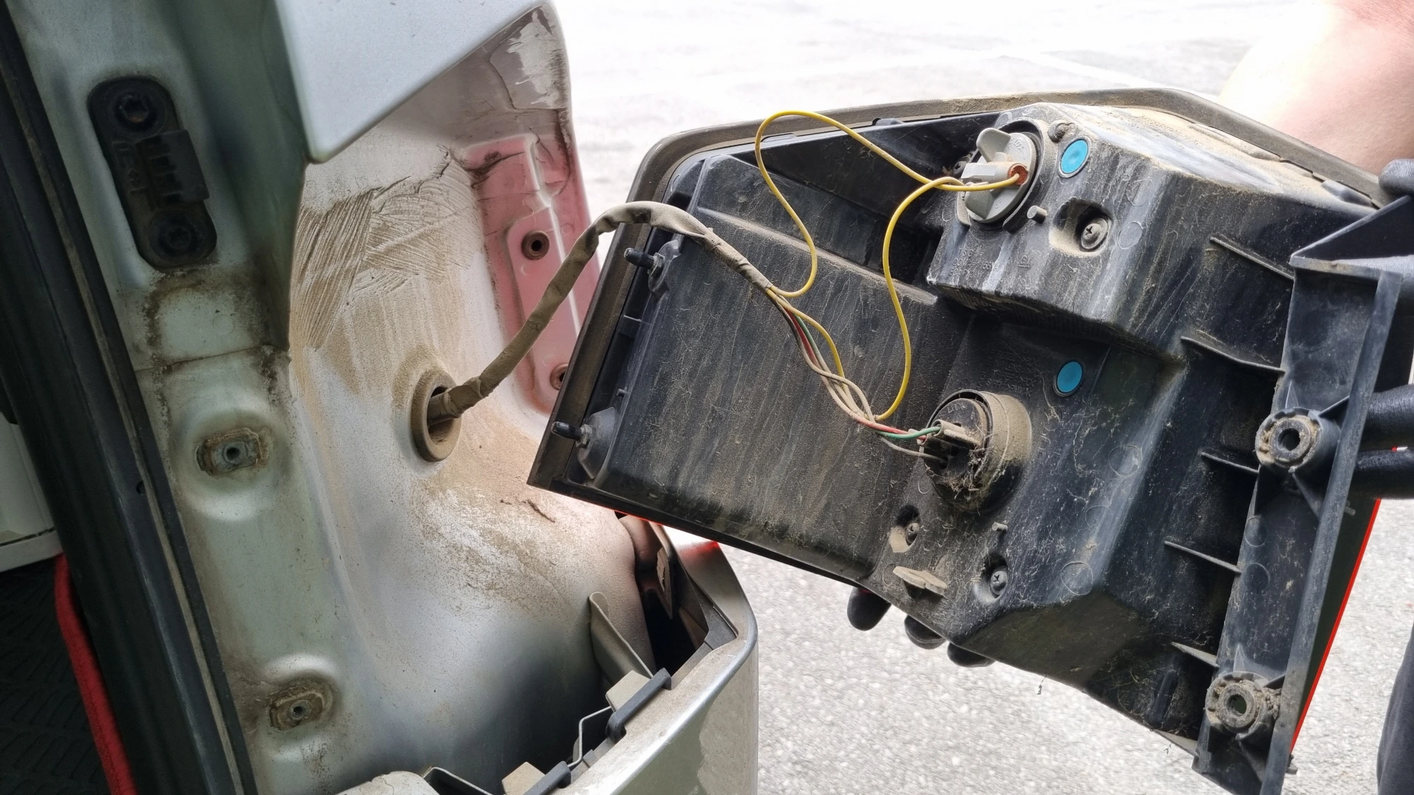 후방 등화장치 본체 탈거 모습