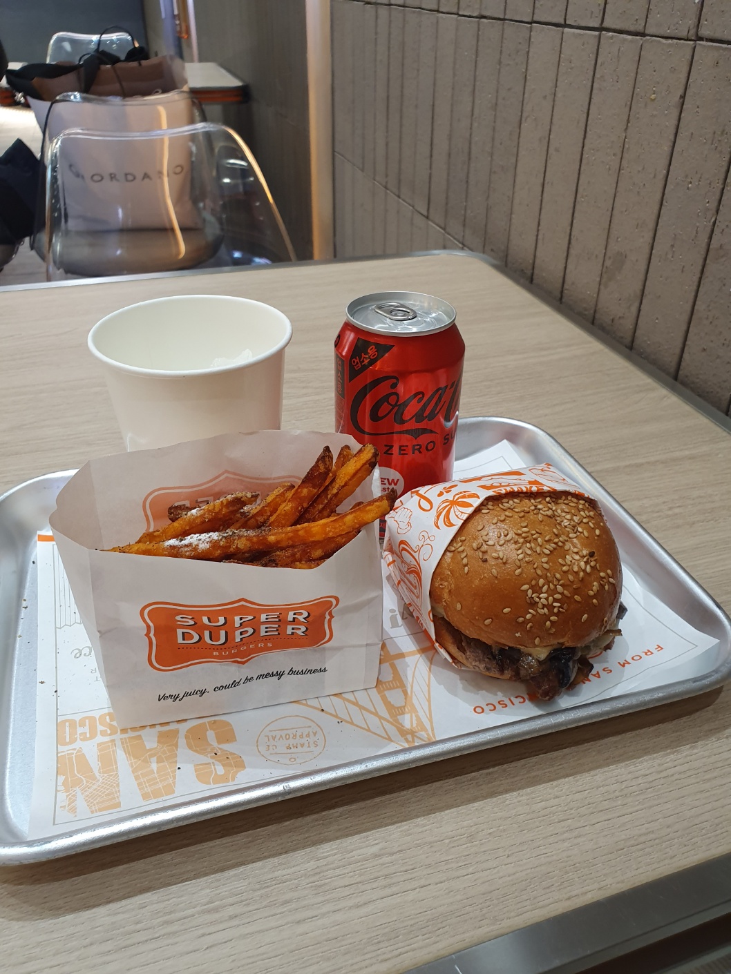 트러플 버거와 스위트 포테이토 튀김