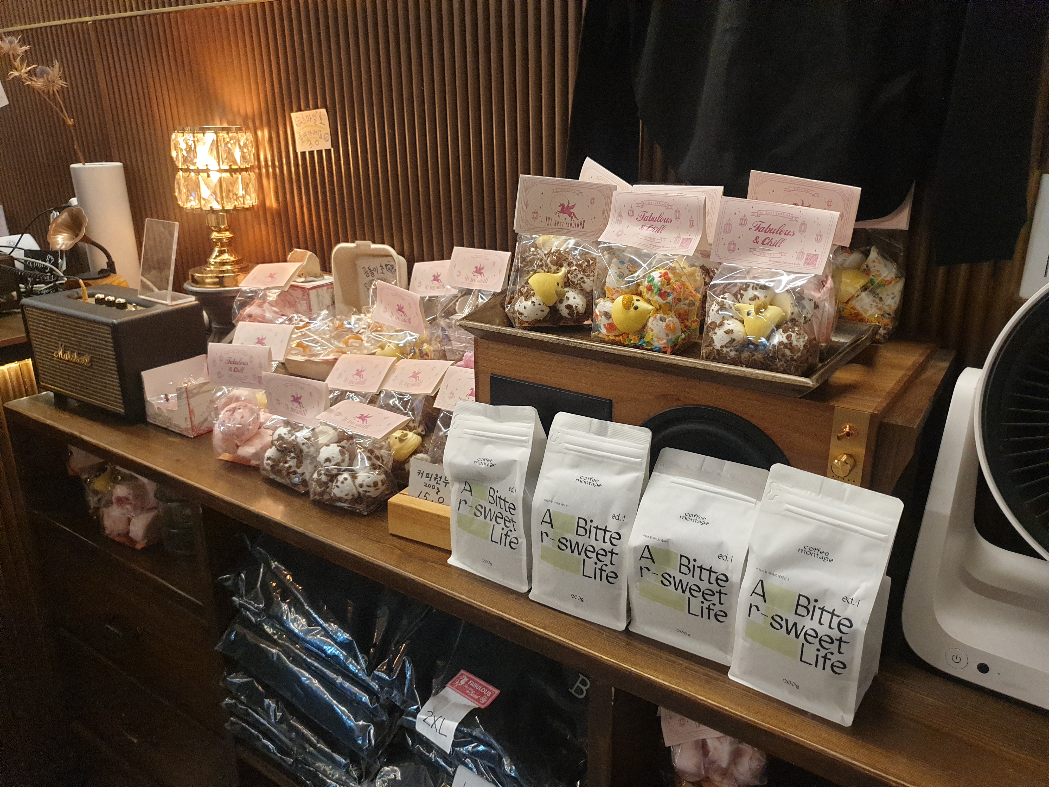 주문 프론트와 각종 케익 디저트 코너