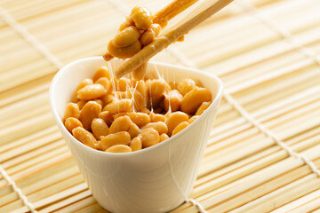 낫또 효능과 성분&amp;#44; 콩을 삶아 낫토균으로 발효 숙성시켜 만든 발효 콩 식품이다. 