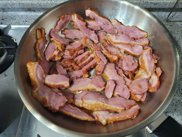 훈제오리 팬에 올린 과정 사진