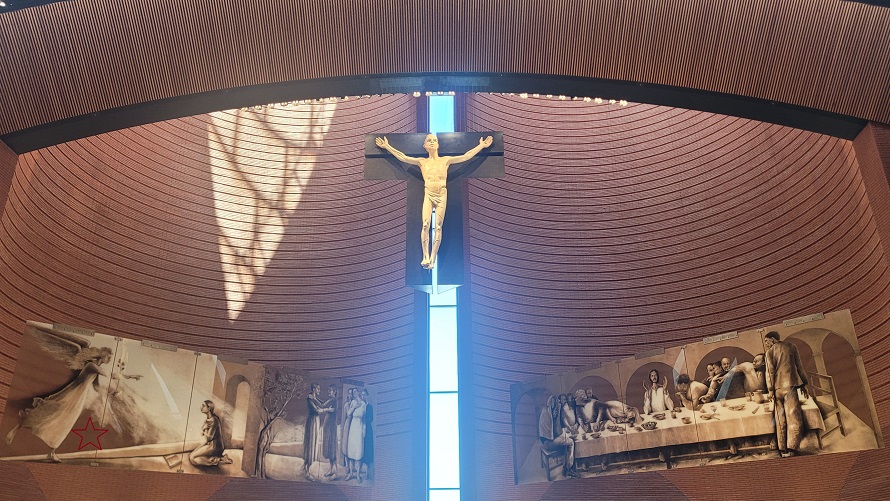 남양 성모 성지 대성전 안이 있는 십자가, 그림은 줄리아노 반지의 작품입니다. 실제로 보면 더욱 아름답습니다.
