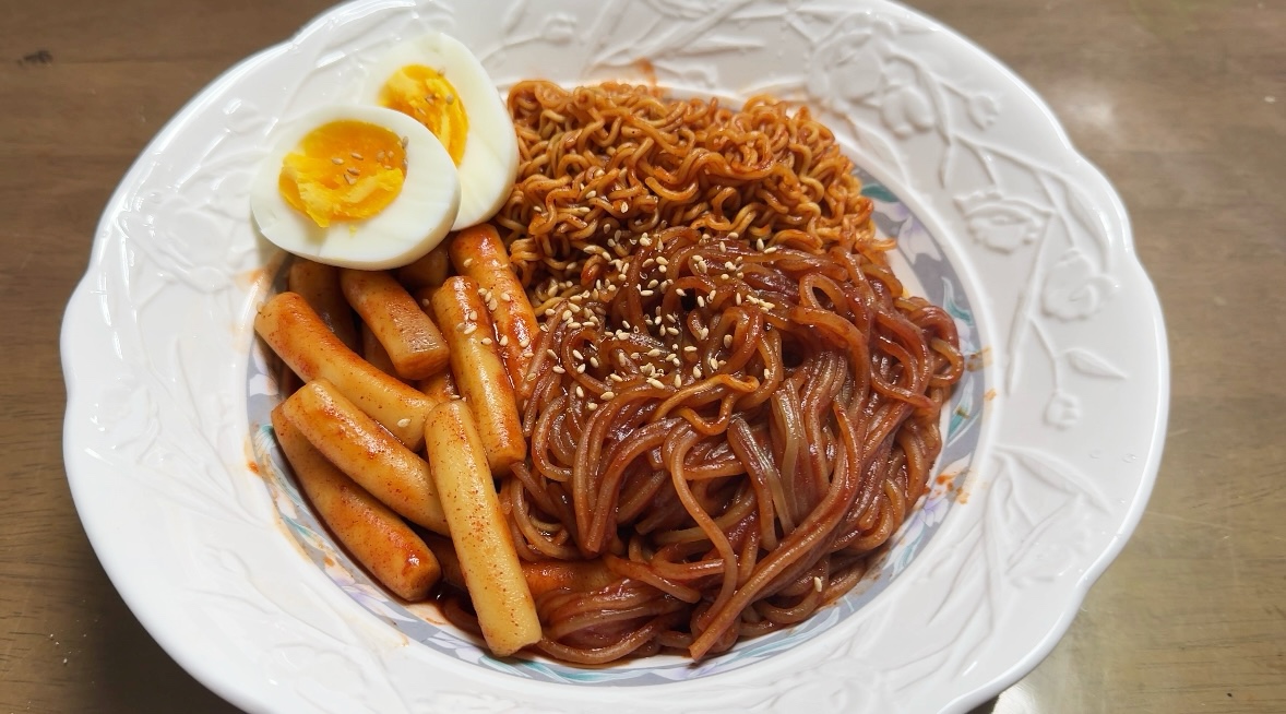 조리가 완성된 쫄라떡볶이! 위에 통깨를 솔솔 뿌리고 삶은 계란을 올려줍니다.