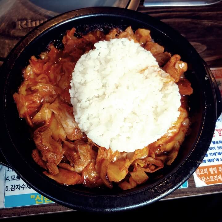 닭갈비를-닭하고-비비는중