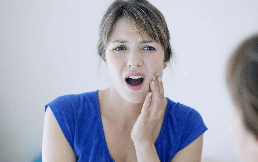 턱에서-소리-나는-여성