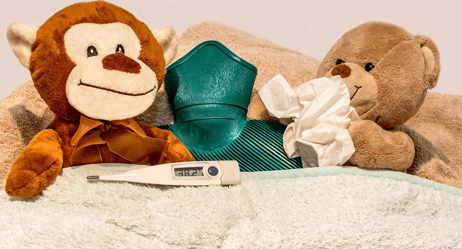 목감기 빨리 낫는 법으로 휴식을 취하고 있는 두마리 곰 인형