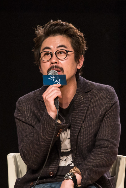 영화 곡성 프로모션 때 마이크잡고 말하는 나홍진 영화감독