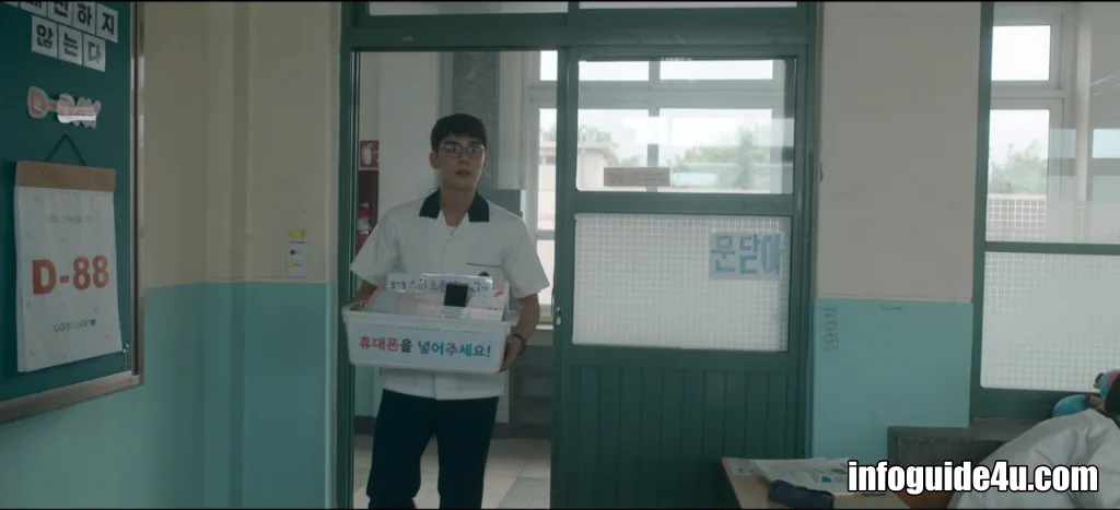 휴대폰 수거함을 들고 교실로 들어오는 강훈