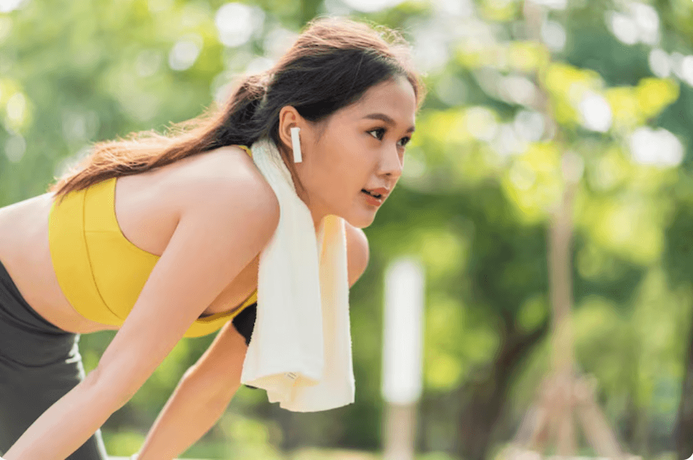 런닝 후 쉬고 있는 여성