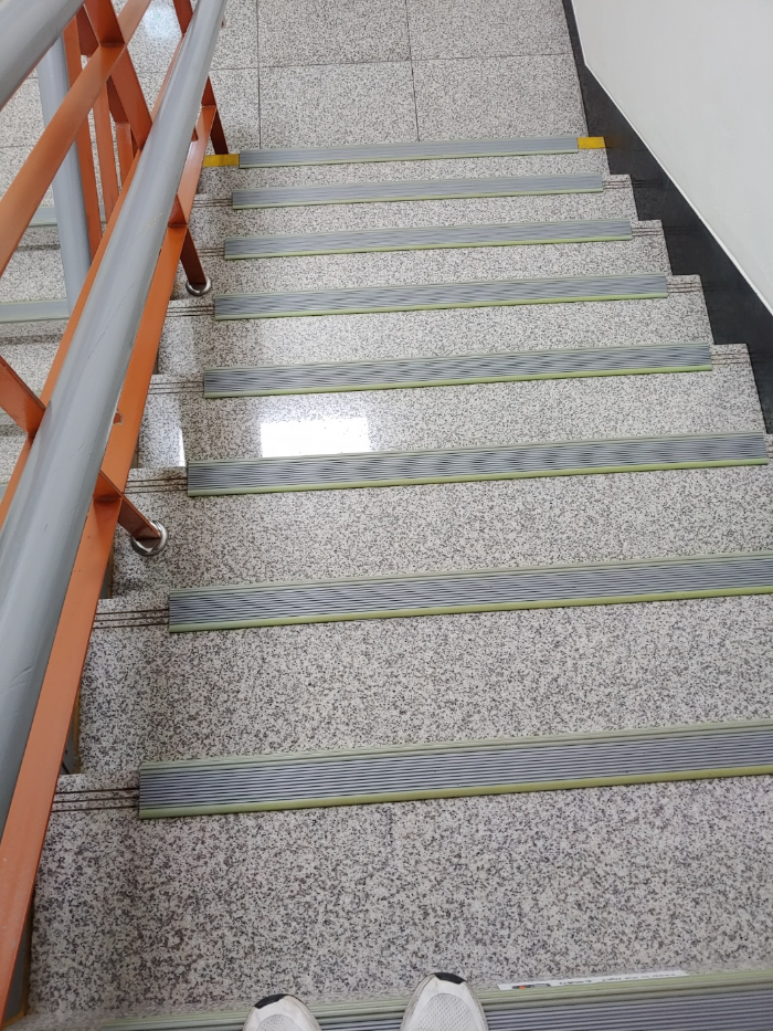 계단-미끄럼-방지-시공-잘-되어-있는-예