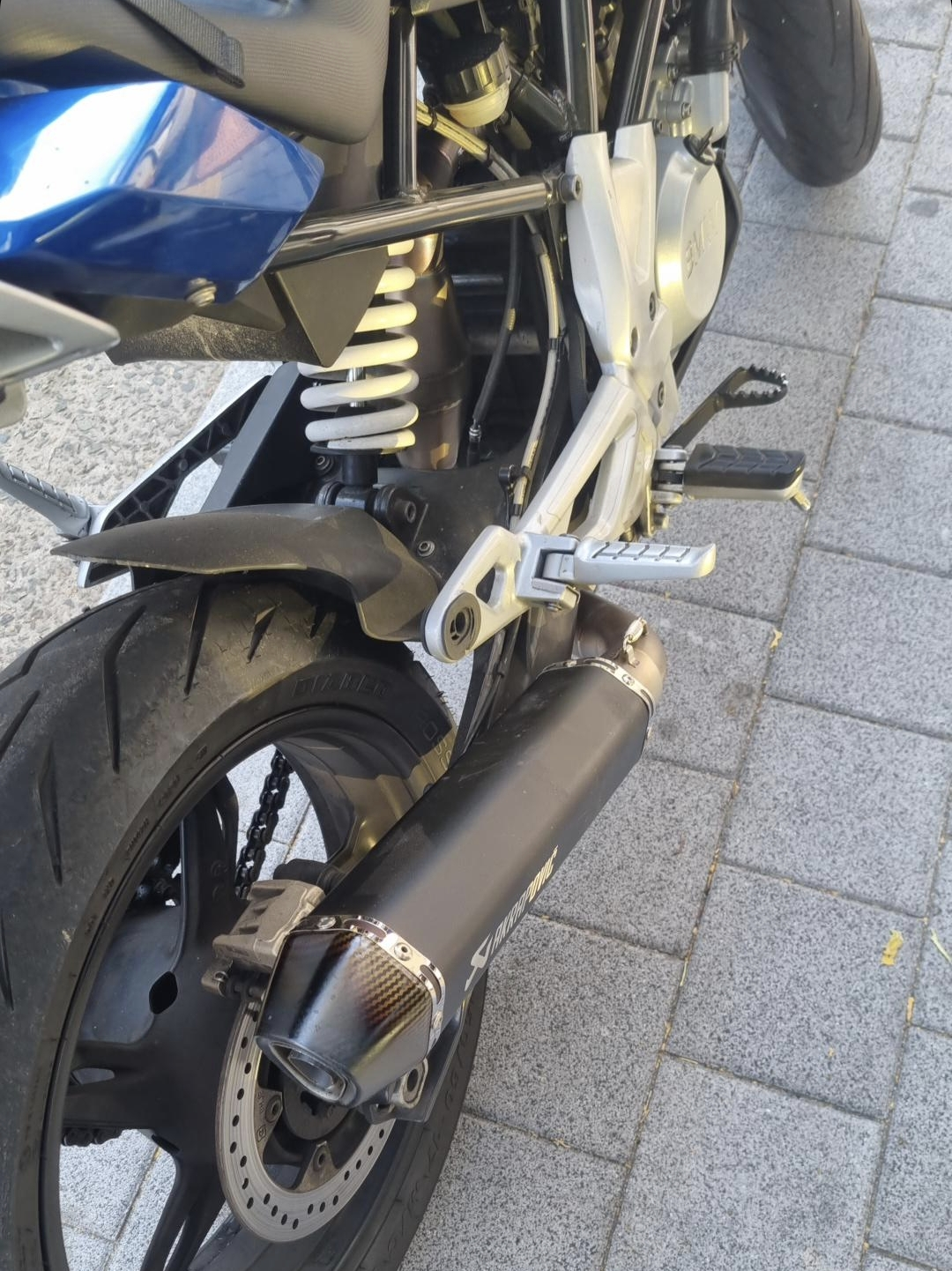 잘못 고정되어 있던 머플러