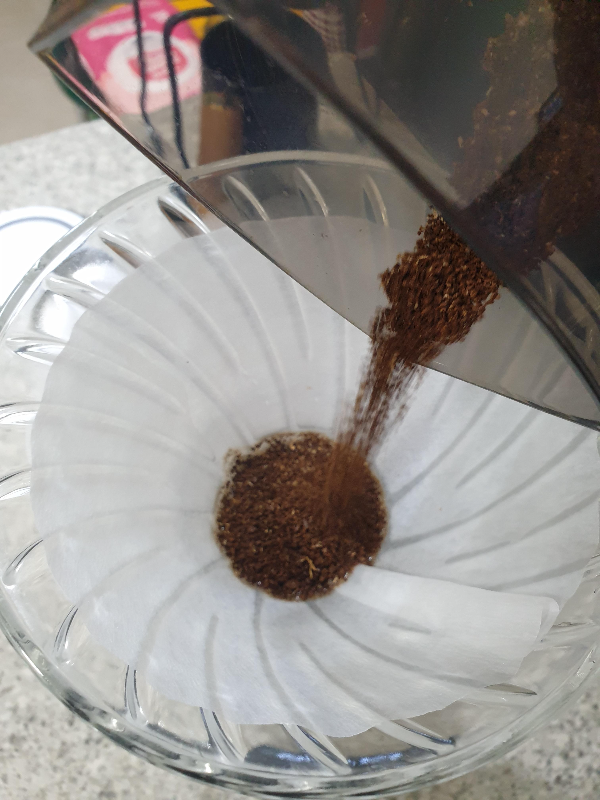 물 30g이 담긴 드리퍼에 원두 30g을 넣는 중