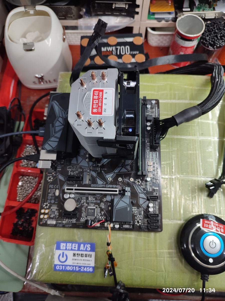 제 메인보드에 손님의 CPU를 장착할 준비를 하고 있습니다. 