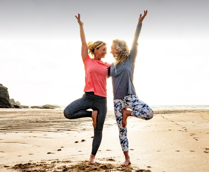한국과 미국 기부 문화를 비교하는 이미지 같지만 다름을 가진 쌍둥이 이미지로 표현