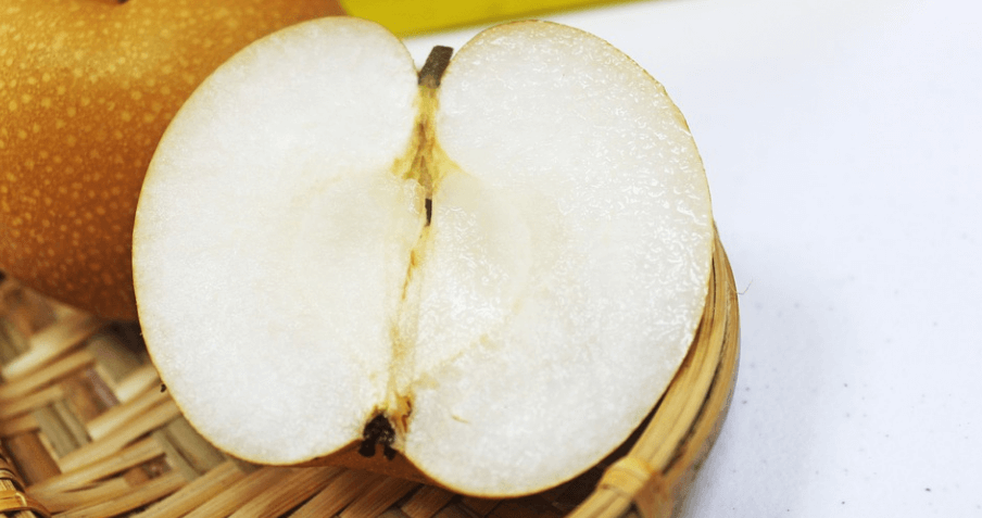 반으로 갈라져 있는 과일 배