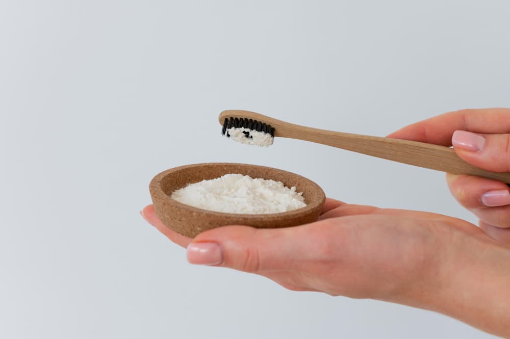 버려지는 치약 튜브, 고체 치약으로 멈출 수 있을까?