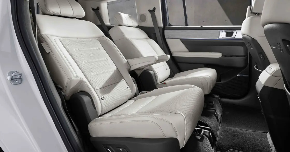 전체적인 흰색 차체 안 흰색시트 의자 두개가 나란히 놓여있는 실내 옆모습