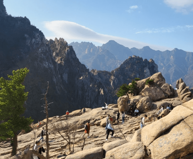 봉화대에 도착한 사람들 모습