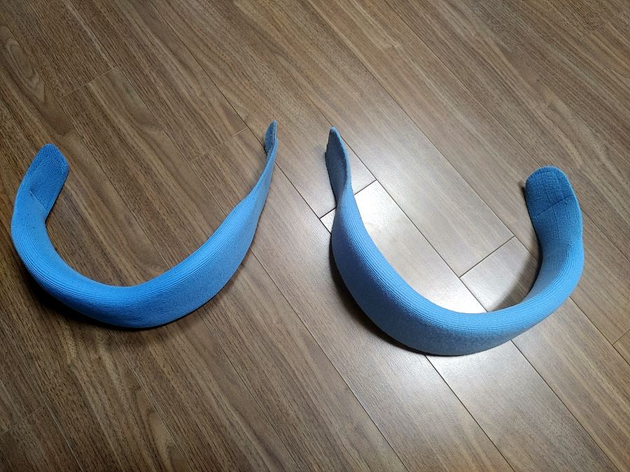 경추 소프트 목 보호대. 왼쪽이 중 사이즈, 오른쪽이 대 사이즈