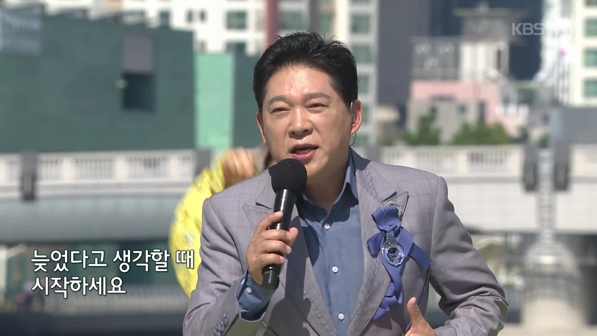 회색 재킷을 입고 노래하는 박상철의 방송 장면