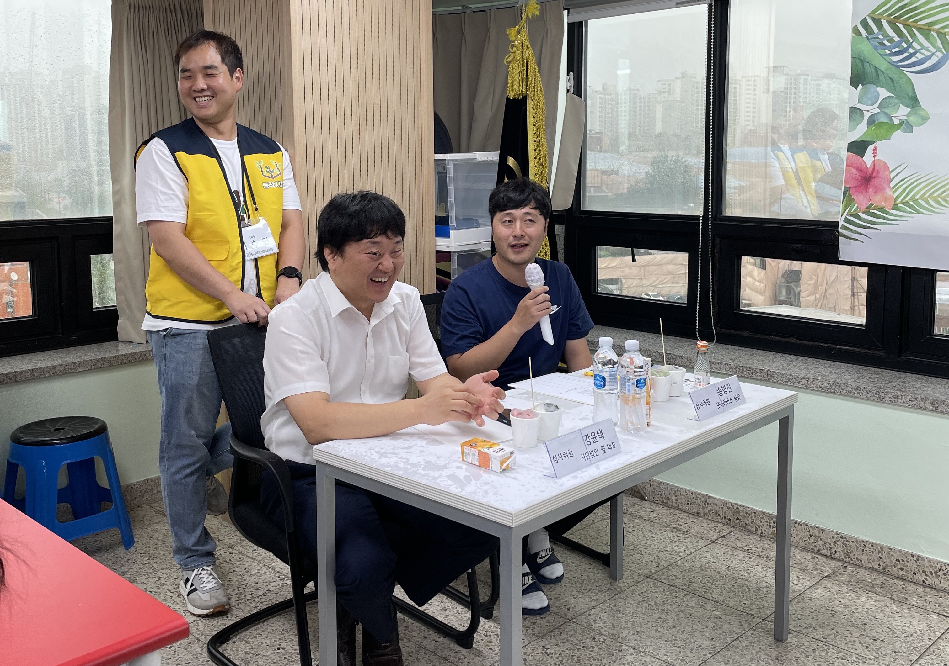 이미지설명: 장기자랑 심사위원으로 오신 사단법인 윌 강윤택 대표님과 굿네이버스 송병진 팀장님이 인삿말을 전하고 있음.